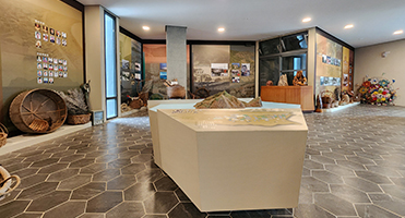 蘭海龜山島漁村文化館|地形模型展區 環繞式展牆輸出搭配島嶼地形展台的空間視覺整合